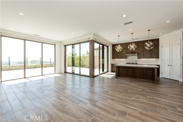 Building Photo - 108 Statura