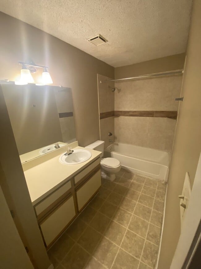 Building Photo - 1 bedroom 1 bath with fireplace and a view