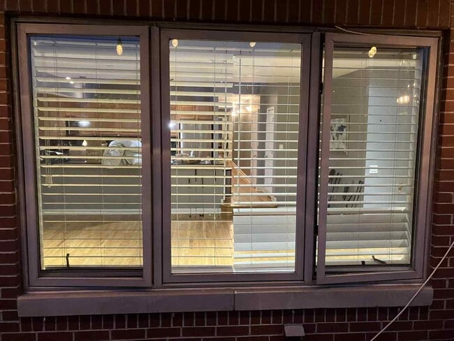 Building Photo - 612 S Western Ave