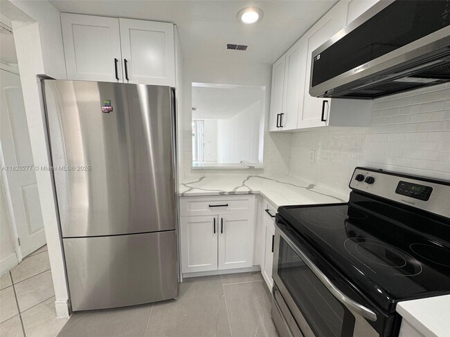 Building Photo - 946 W 37th Terrace