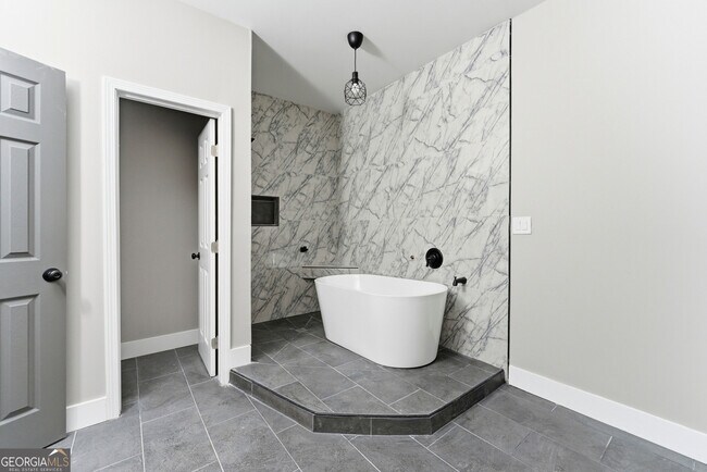 Building Photo - 1409 Northwest Dr NW