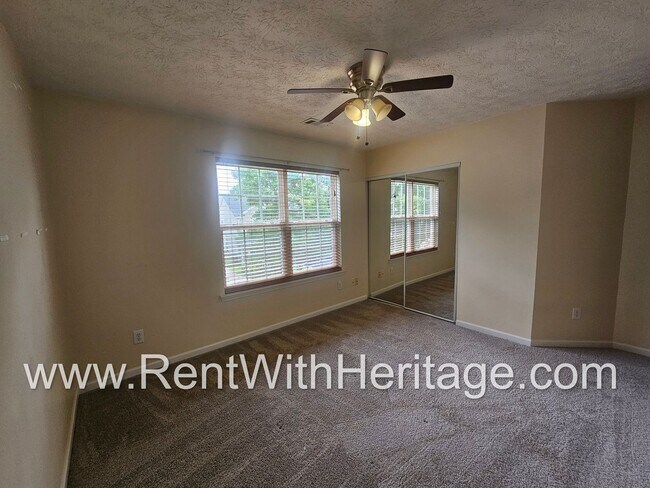 Building Photo - Gorgeous 5 bedroom, 2.5 bath / Attention t...