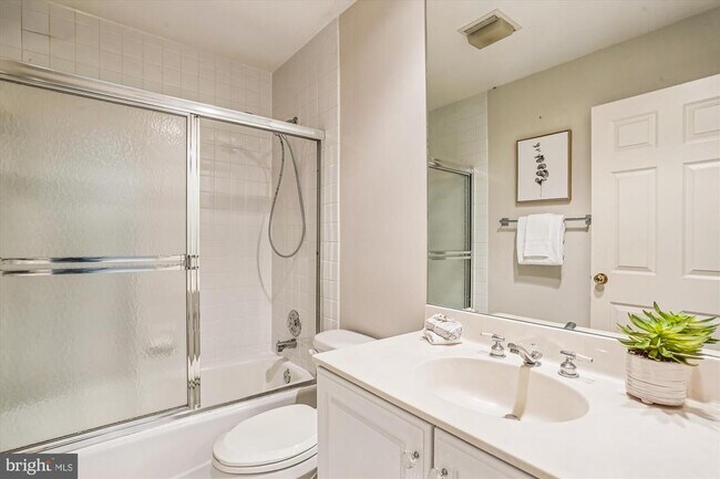 Building Photo - 9939 Bentcross Dr