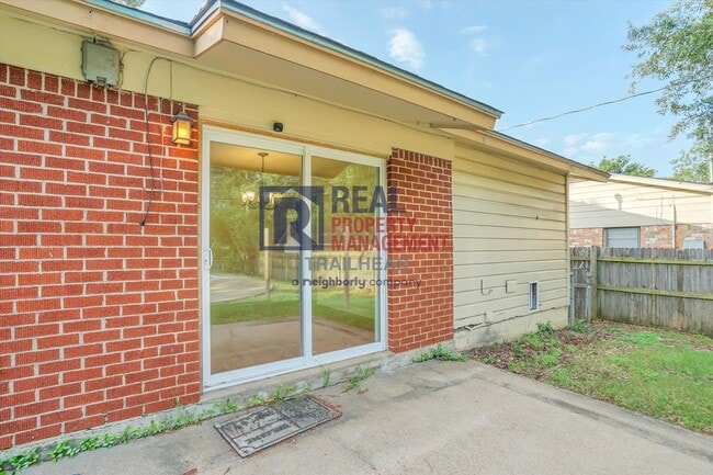Building Photo - Inviting Home with Pool in Established Cleburne Neighborhood