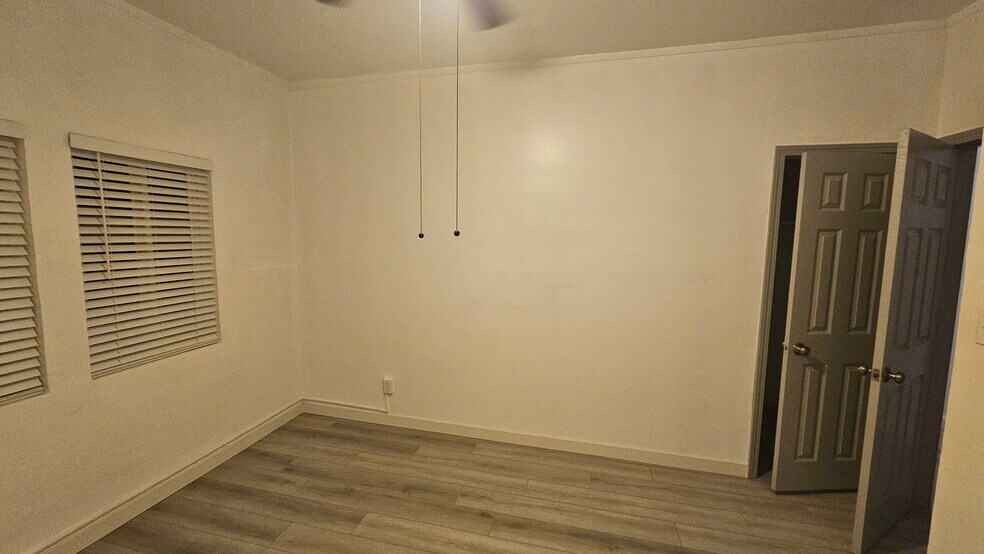 Building Photo - 1219 1/2 W 62nd St