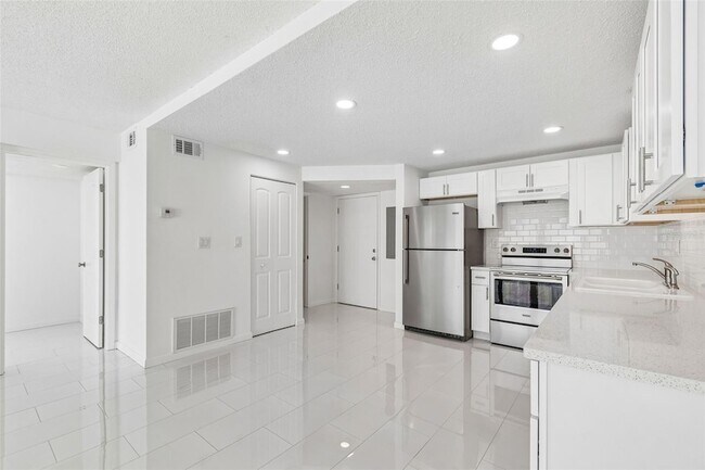 Building Photo - 450 Treasure Island Causeway