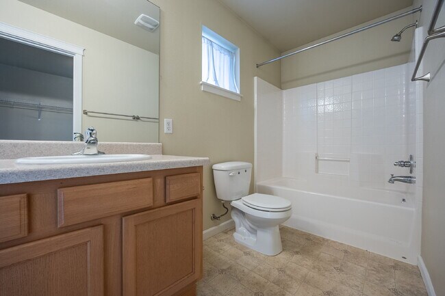 Building Photo - Spacious 3 Bedroom 2.5 Bathroom Rental Pro...