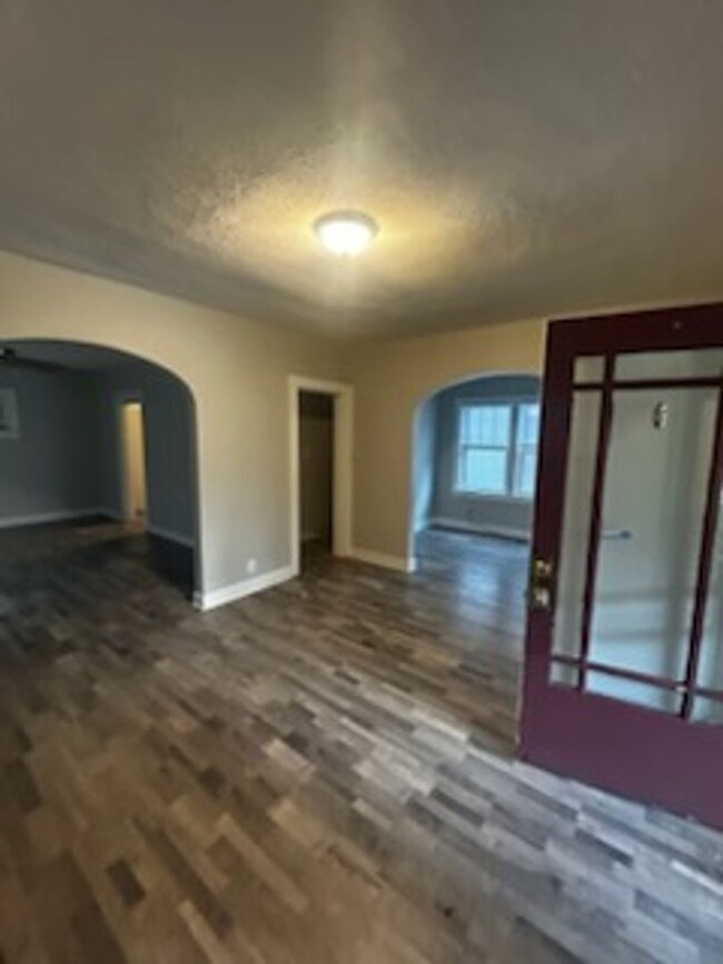 Building Photo - House w/finished basement!