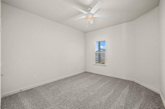 Building Photo - Brand new townhomes in Iron Horse!