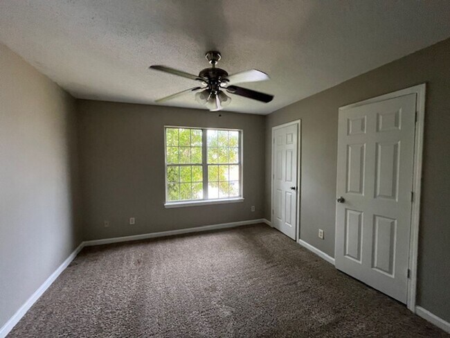 Building Photo - Renovated 3 Bedroom 3 Bath Townhome for Rent!