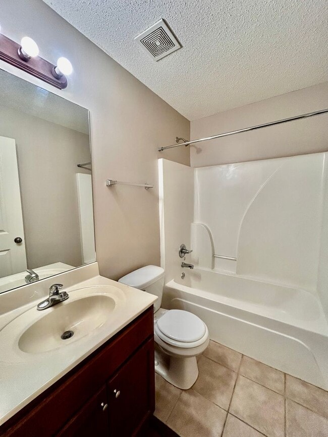 Building Photo - Beautiful 3 Bedroom, 2 Bath Home – Freshly Updated & Move-In Ready!