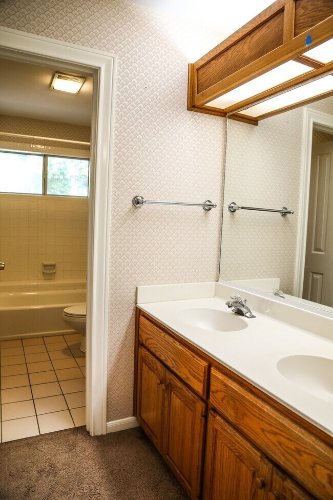 Building Photo - LINCOLN HEIGHTS 3-BEDROOM
