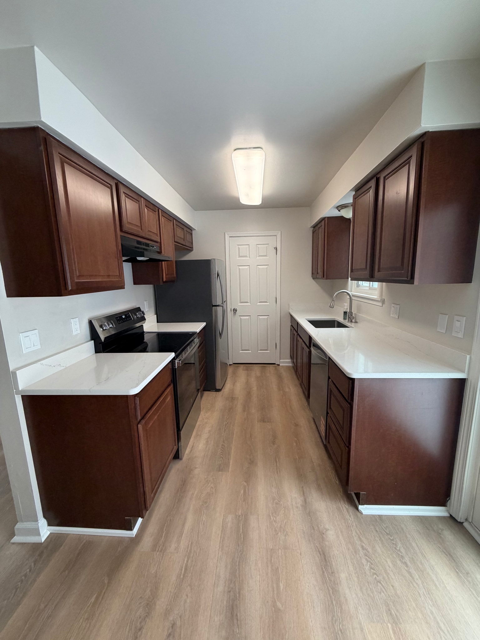 Building Photo - 8060 Mountain Vw