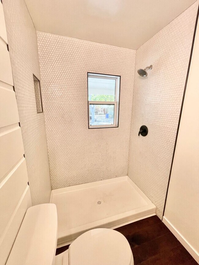 Building Photo - Beautiful Remodeled Calistoga Home
