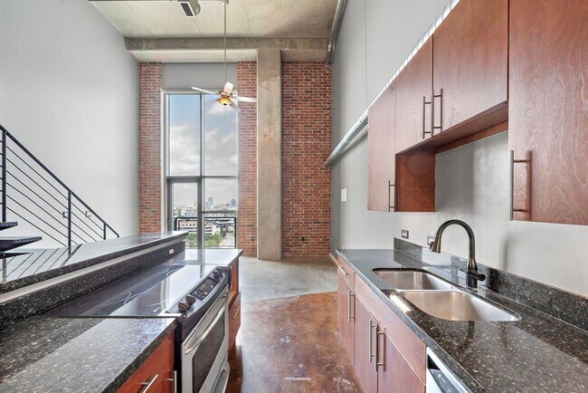 Building Photo - 2000 Bagby St