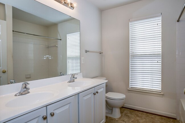 Building Photo - 616 Rainier Rd