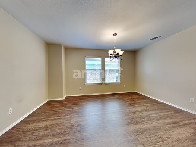 Building Photo - 805 Windflower Dr