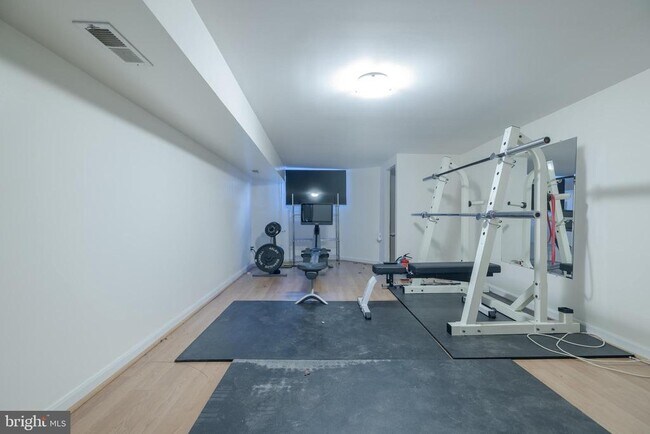 Building Photo - 835 Wellington St