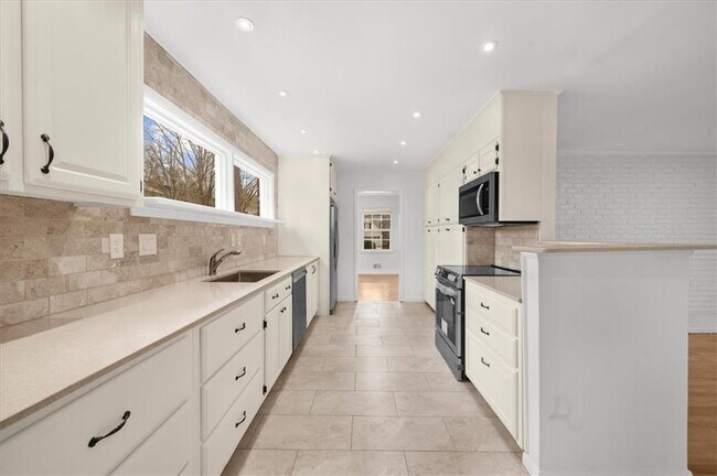 Building Photo - 4890 High Point Rd NE