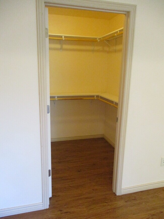 Building Photo - Walkout Basement Apartment - PRICED TO RENT - AVAIL 6/1/26