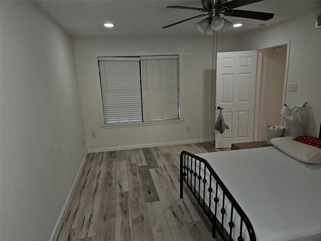 Building Photo - 2425 Holly Hall St