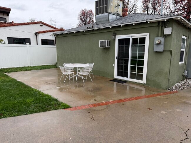 Building Photo - 327 Lima St