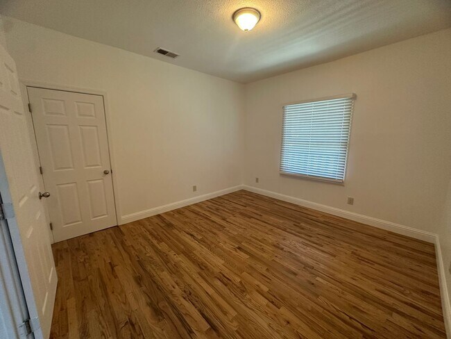 Building Photo - Come View This Perfect 2 Bedroom 1 Bath Located In the Heart of Downtown!!