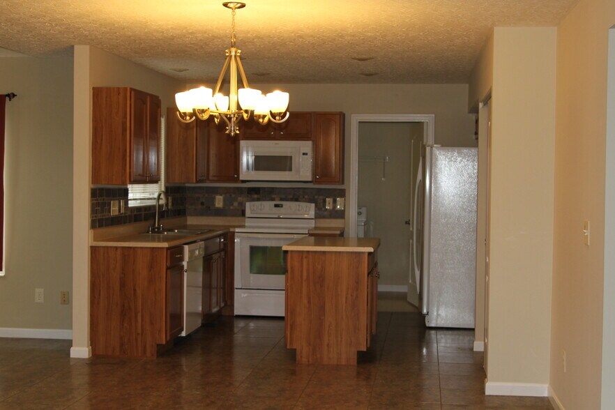 eat in kitchen - 9168 Belvedere Ct