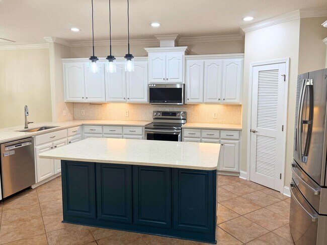 Building Photo - Rare find! 4/3 with amenities!