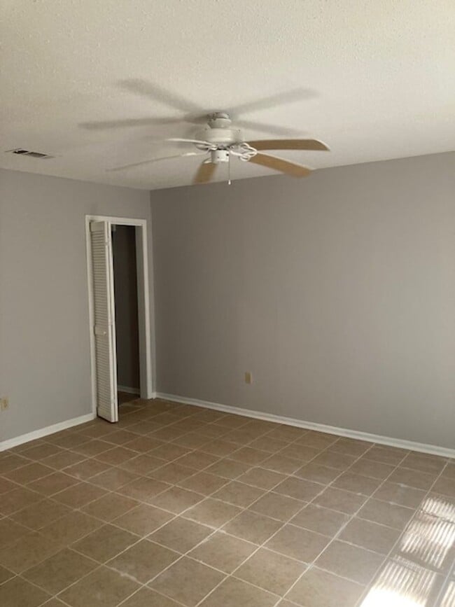 Building Photo - Moss Point 3 Bedroom
