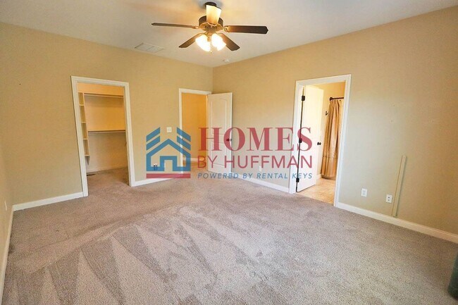 Building Photo - Three Bedroom | Two Bathroom | Newburgh