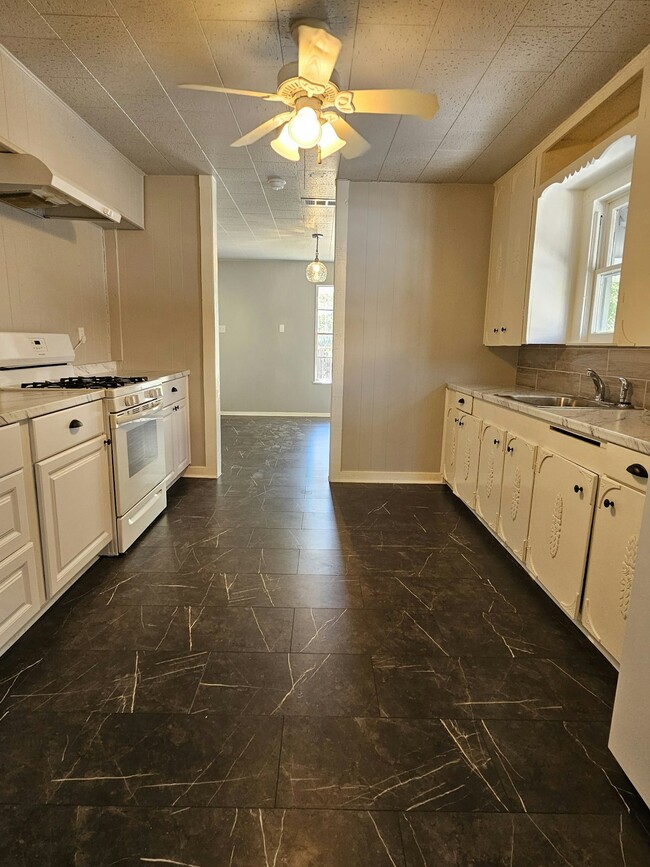 Building Photo - 3214 W Travis St