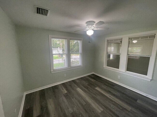 Building Photo - Spacious 2 bedroom, 1 bathroom home Availa...