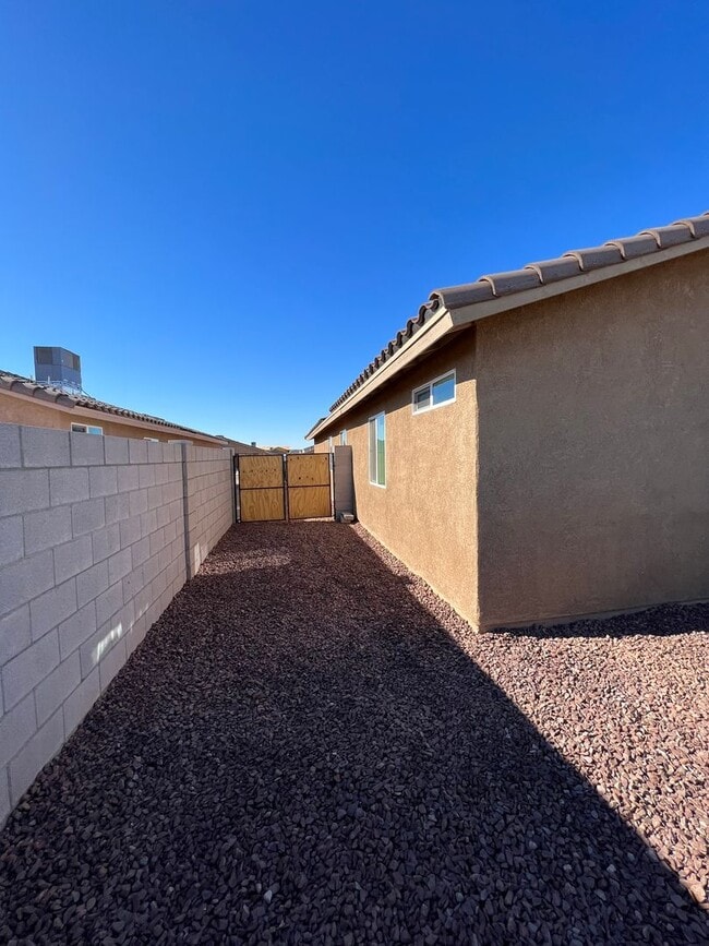 Building Photo - 4 BEDROOM HOME!