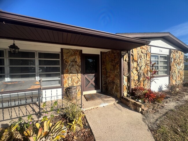 Building Photo - 734 Memorial Dr