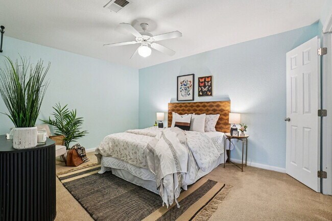 Building Photo - Gorgeous third floor - 1bd/1ba condo