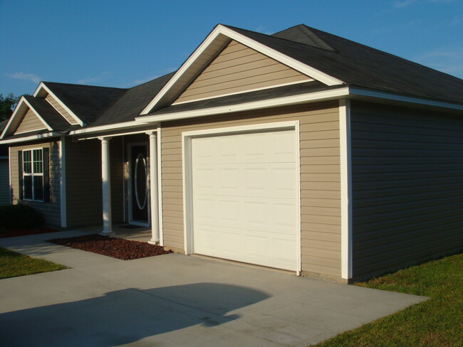 Building Photo - 496 Bryson Cir