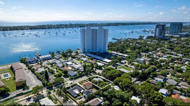 Building Photo - 5301 N Flagler Dr