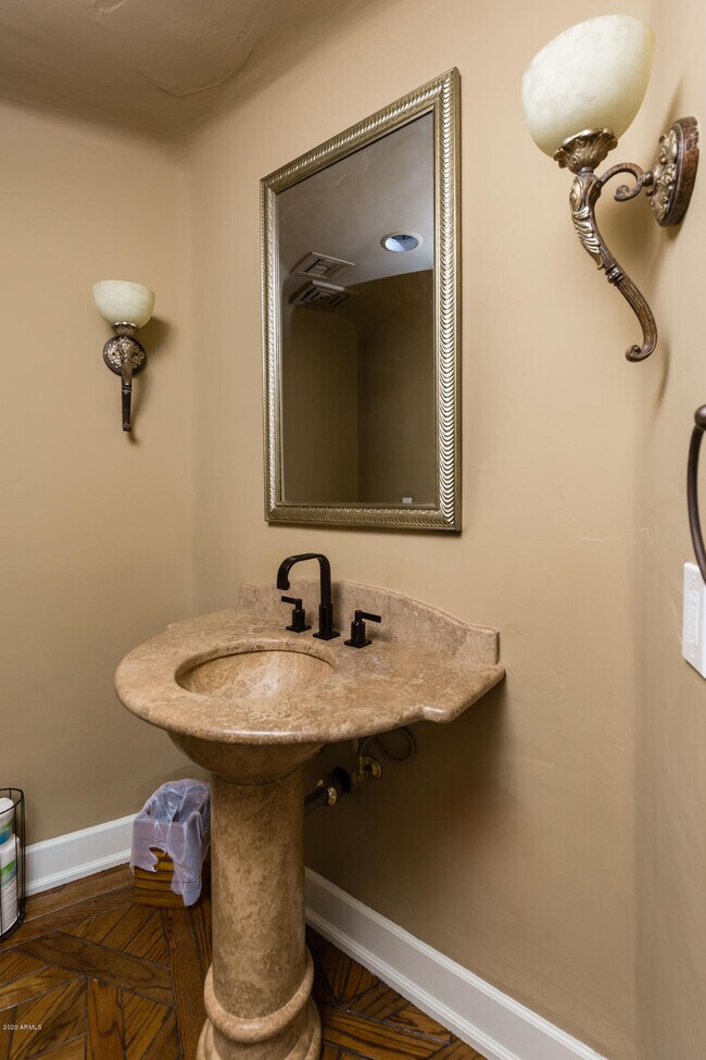 Building Photo - 7421 N Las Brisas Ln