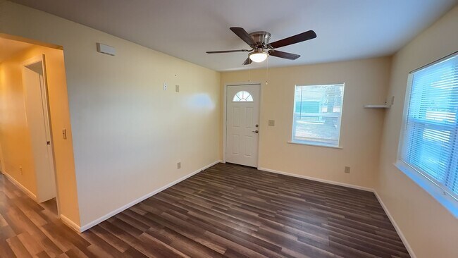 Building Photo - Cozy Two Bedroom, One Bath Single Family H...