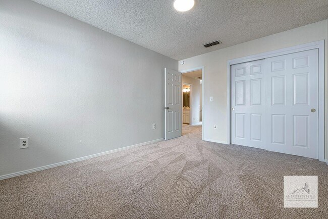 Building Photo - 805 E Buckhill Rd