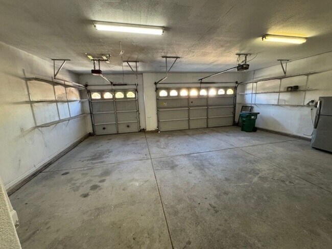 Building Photo - Three Bedroom near Dayton Golf Course