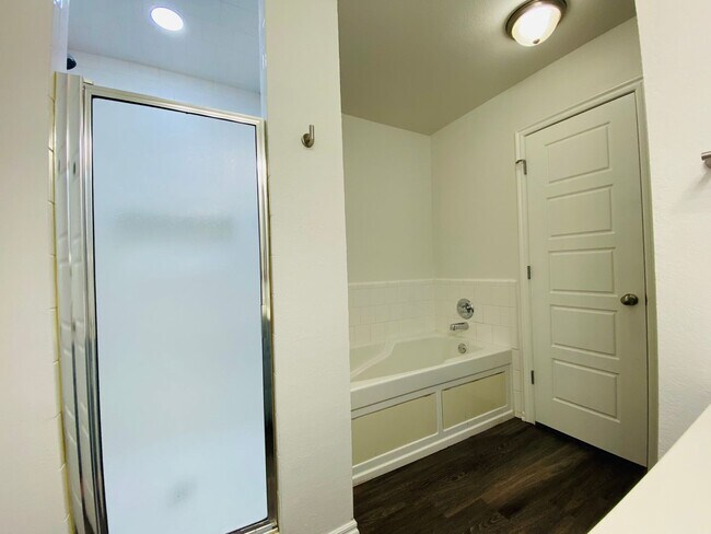 Building Photo - 407 S Pointe Ln