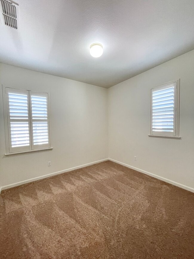 Building Photo - Great 3 bedroom 3 bath home