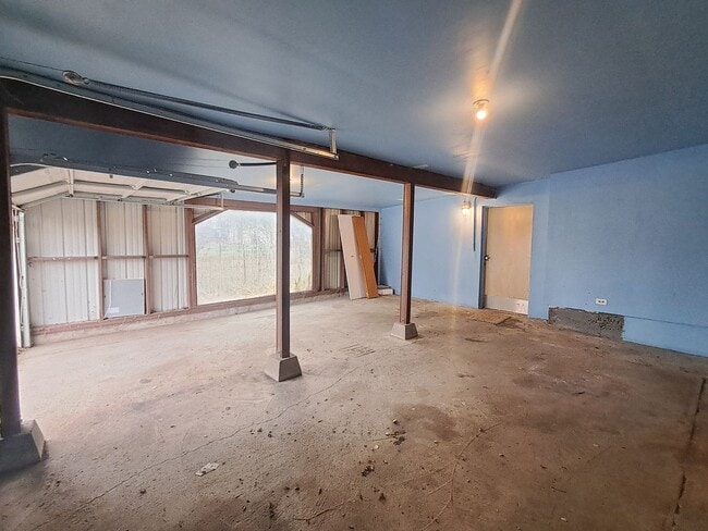 Building Photo - $2,200- 4 Bed / 2 Bath House on an Almost Acre Lot in Spokane Valley