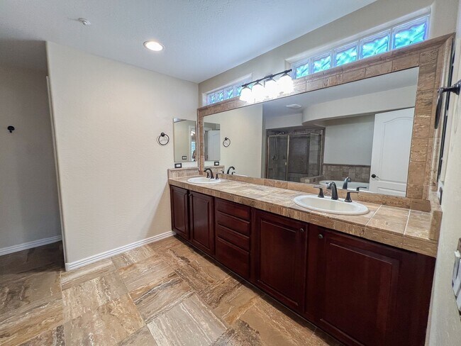 Building Photo - Stunning 5 bed/ 3.5 Bath in Pleasant Valley