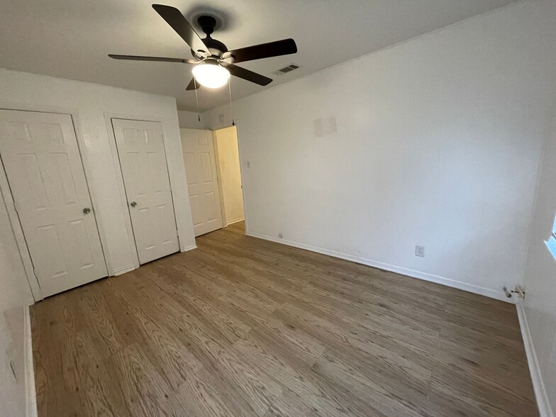 Building Photo - 109/111 E Comay Cir