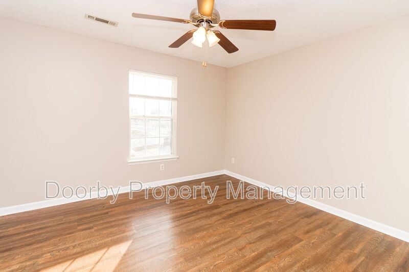 Building Photo - 464 Guyler St