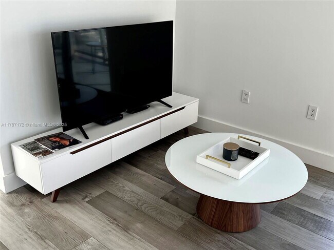 Building Photo - 121 NE 34th St