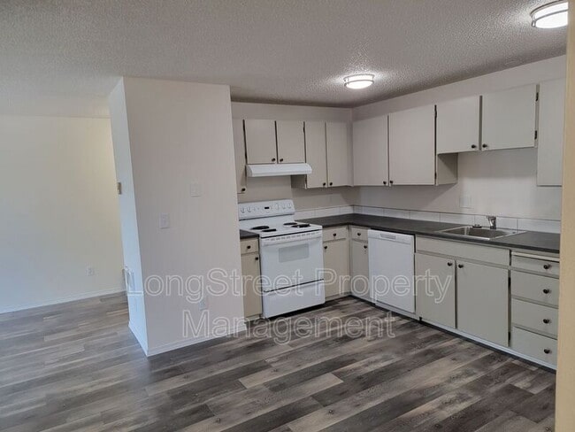 Building Photo - 627 3rd St